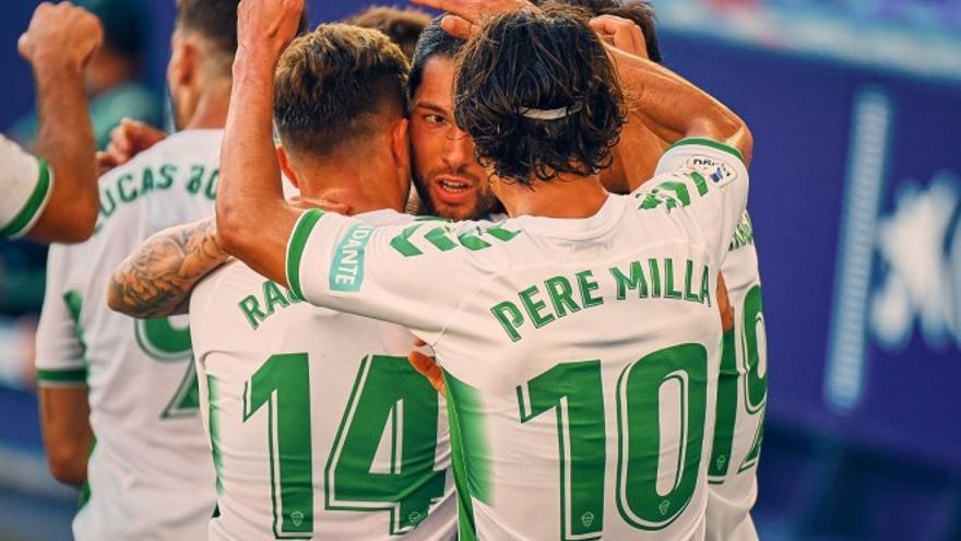 Los jugadores del Elche celebran el gol del empate, el pasado sábado frente al Levante
