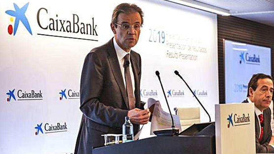 El president de CaixaBank, Jordi Gual, amb el conseller delegat Gonzalo Gortázar ahir a València.