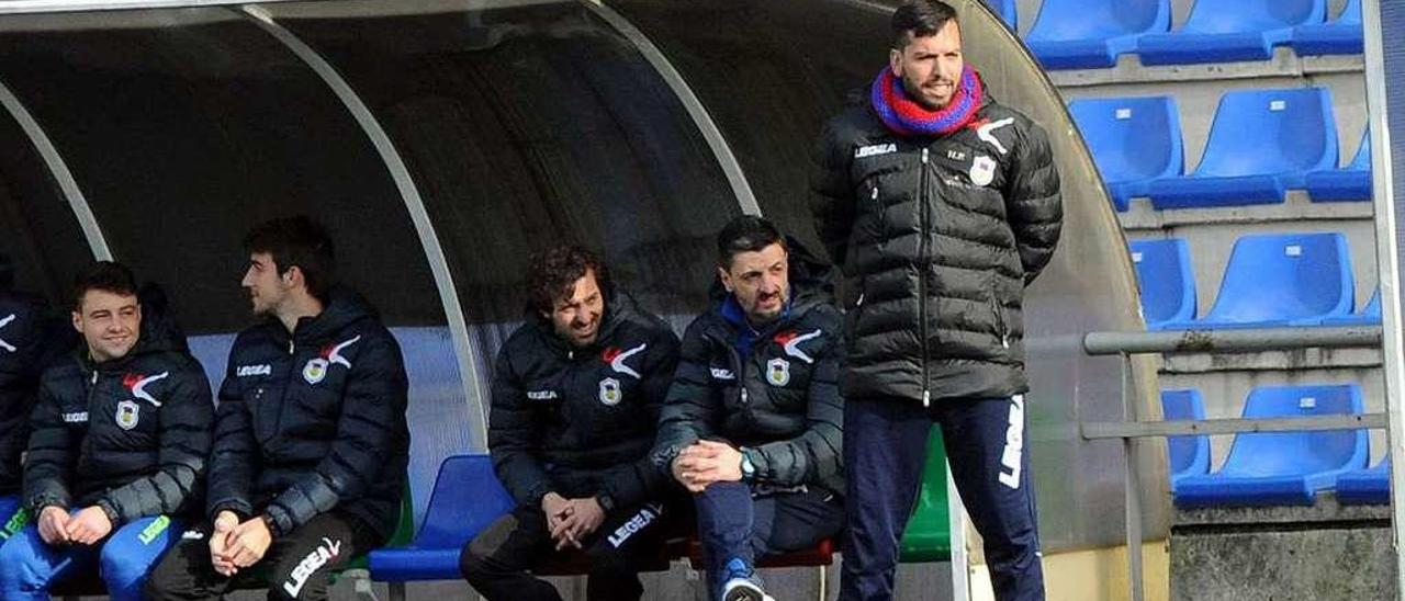 Hernán, en el banquillo, durante un encuentro de esta temporada.