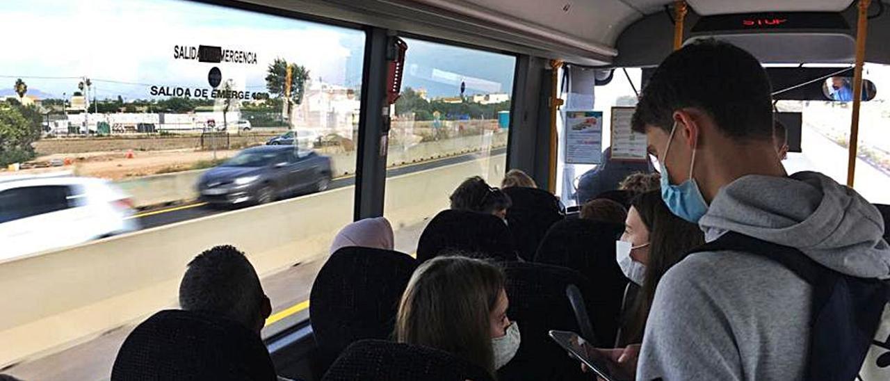 Un autobús lleno de viajeros.