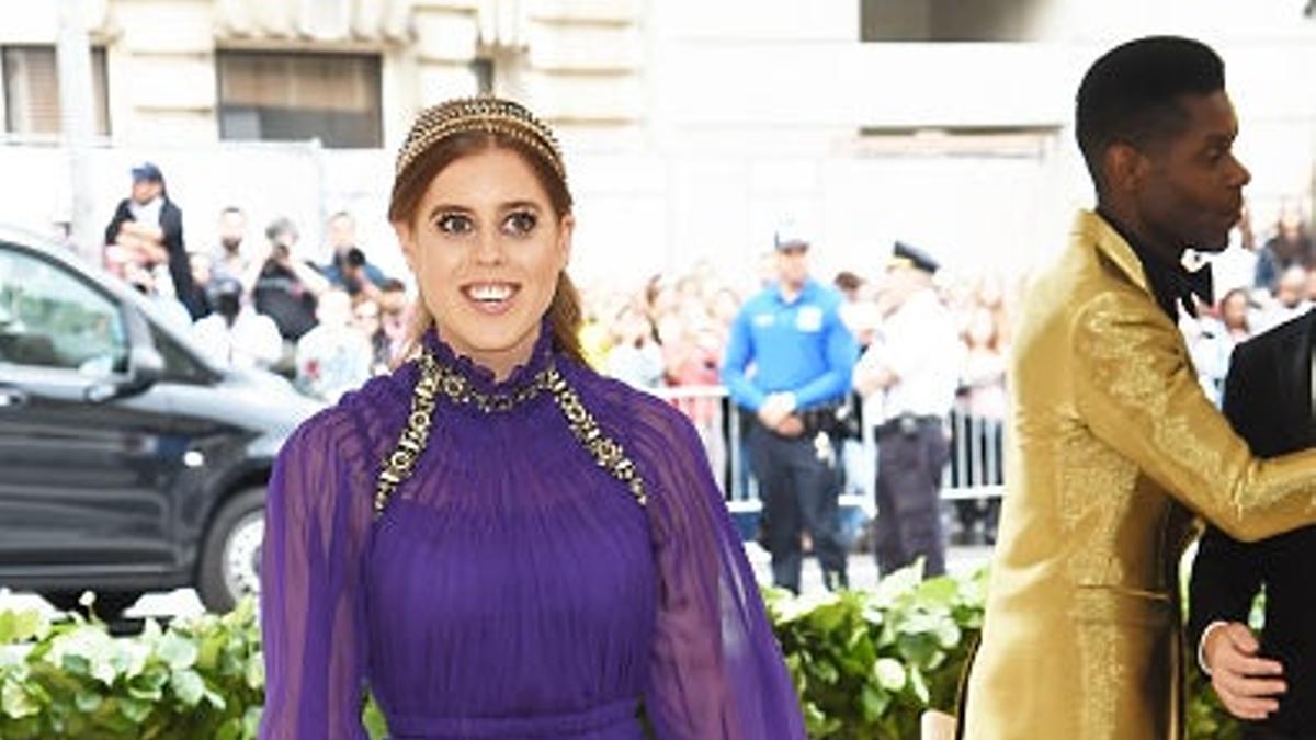 La princesa Beatriz de York poniendo el toque hippie/real en la Gala Met