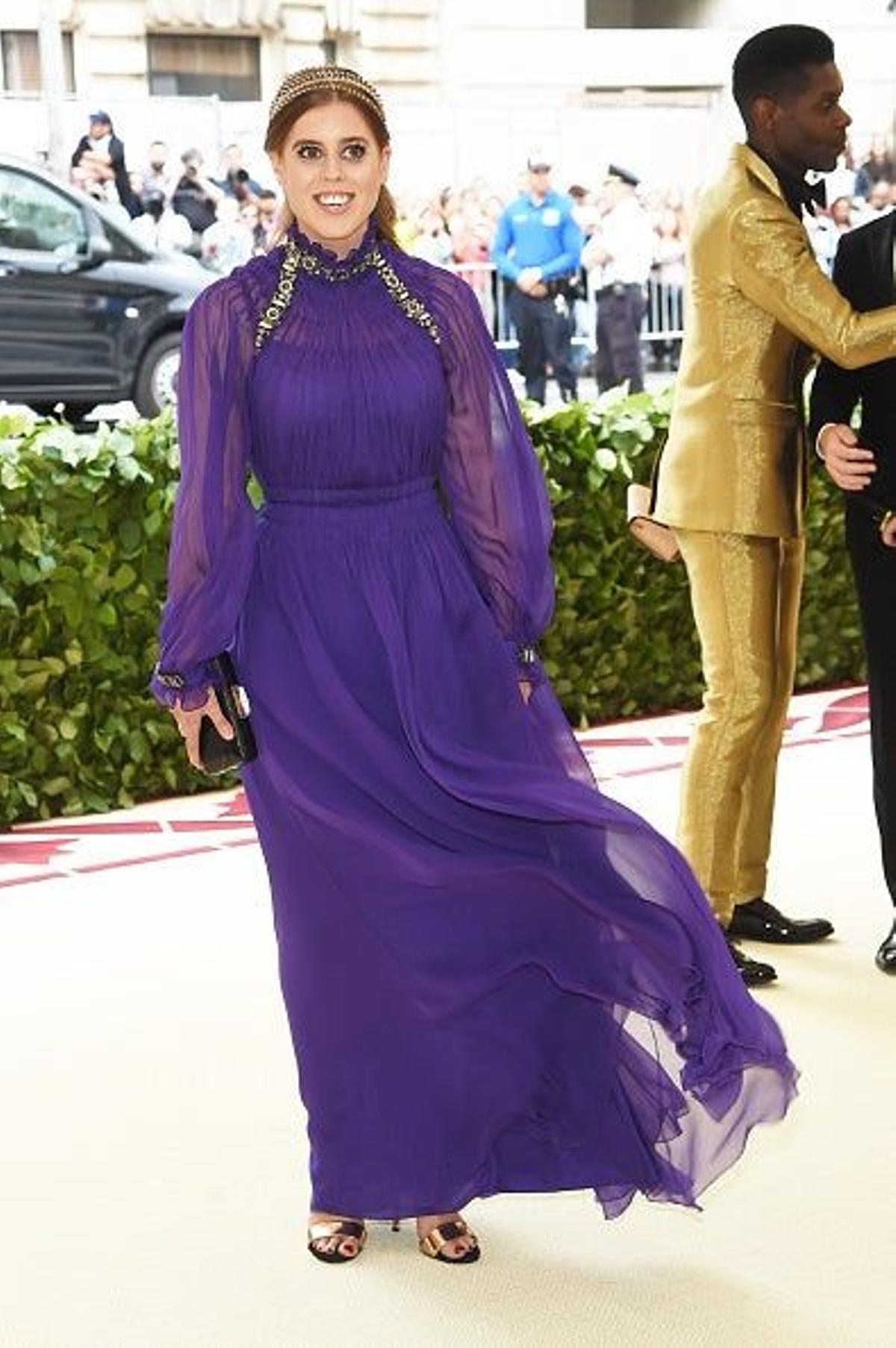 La princesa Beatriz de York poniendo el toque hippie/real en la Gala Met