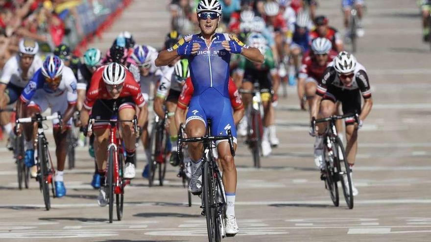 El italiano Matteo Trentin celebra su victoria en la cuarta etapa, que finalizó en Tarragona.