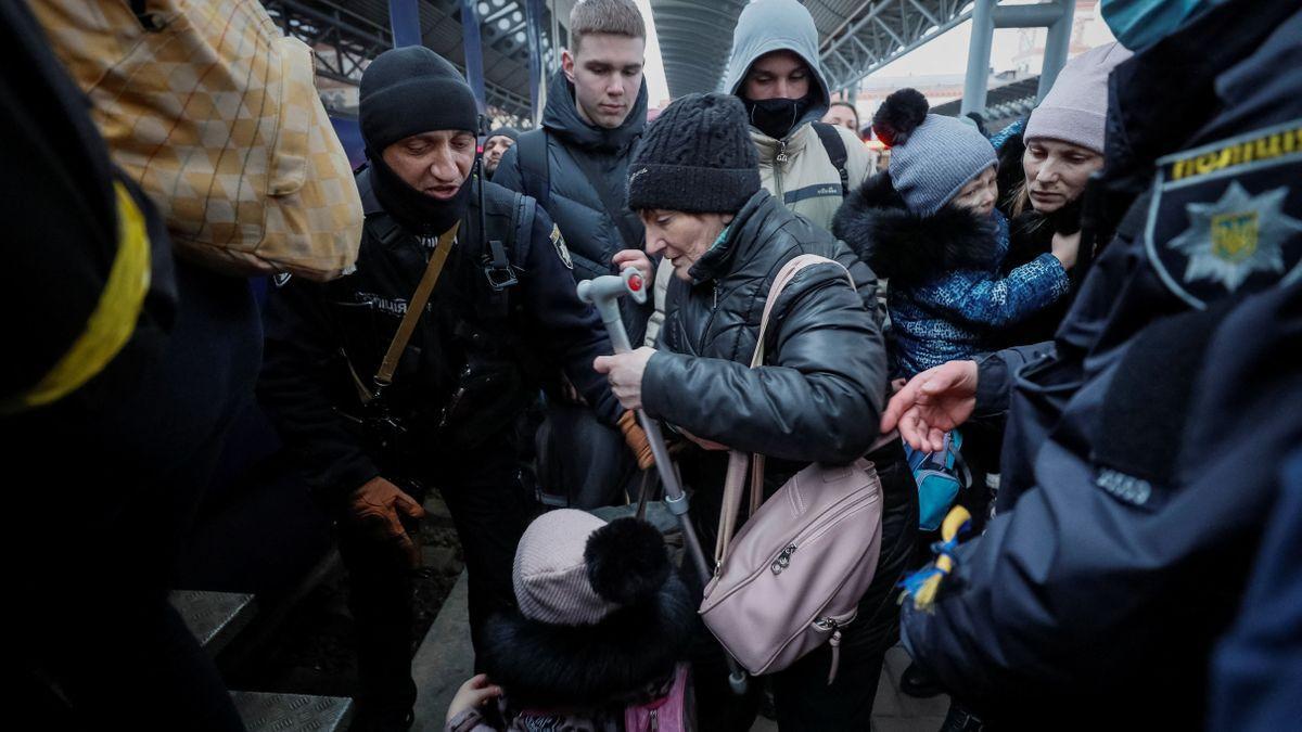 Adultos, ancianos y niños, en la estación de Kiev.
