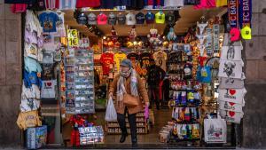 Una clienta saliendo de una tienda de souvenirs, en Barcelona.