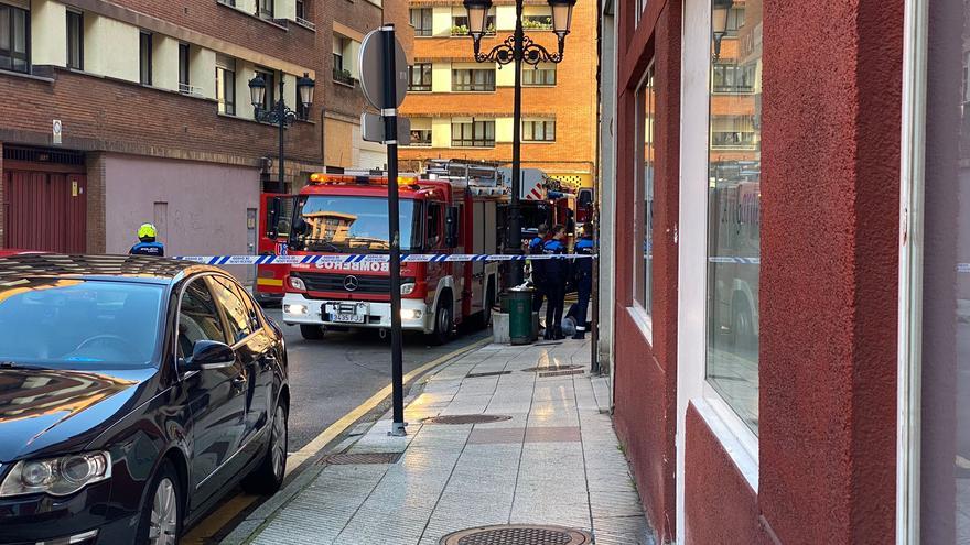 Un incendio en un piso de Vallobín (Oviedo) alerta a los vecinos de la zona y deja un herido