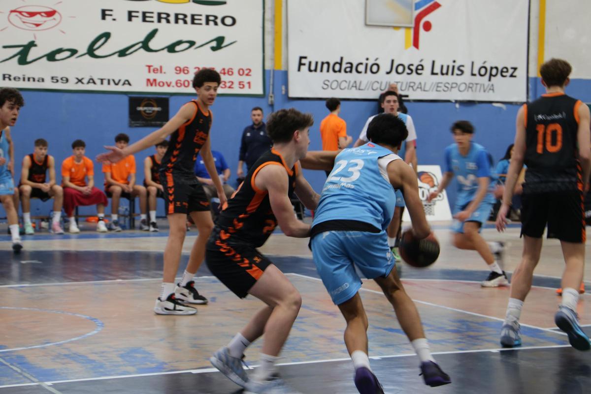 El Estudiantes y el València BC en la final del torneo de baloncesto del Genovés.