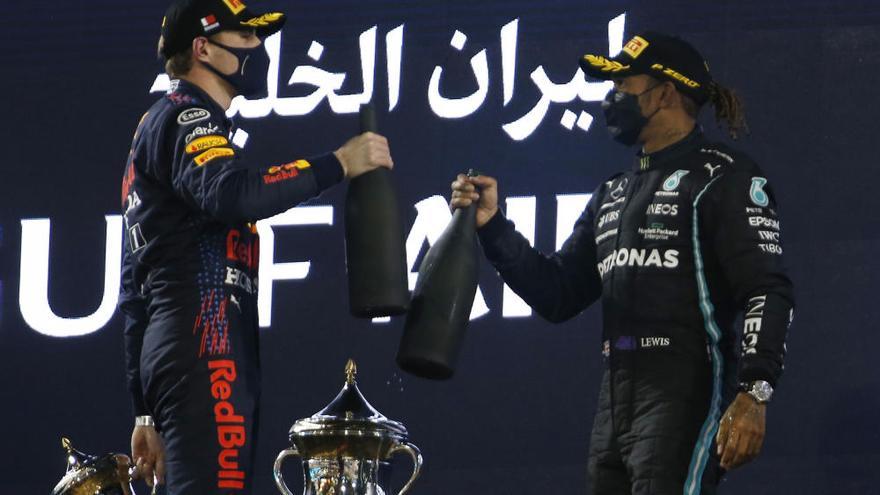 Hamilton bate a Verstappen y Alonso se retira en el GP de Bahréin
