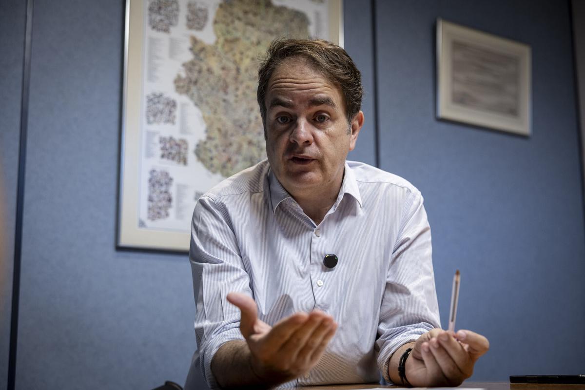 ENTREVISTA A ROBERTO BERMUDEZ DE CASTRO CONSEJERO DE HACIENDA INTERIOR Y ADMINISTRACION PUBLICA DEL GOBIERNO DE ARAGON