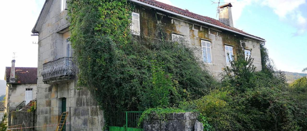 Vivienda centenaria en Mondariz Balneario en riesgo de colapso. | // D.P.