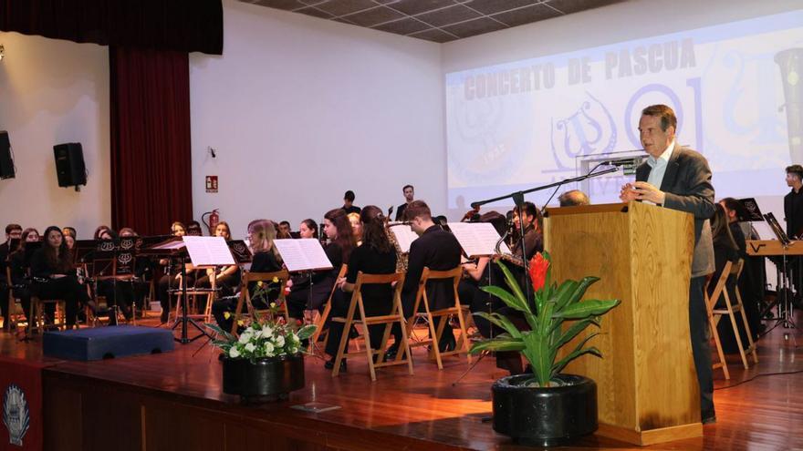 Caballero felicitó a la Agrupación Musical  Lira de San Miguel de Oia por su 91 aniversario.   | // ALBA VILLAR