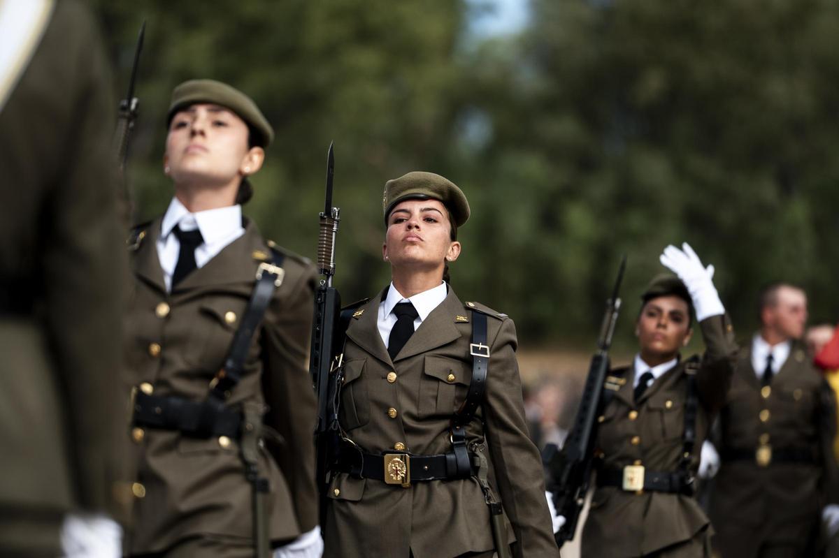 Tres mujeres militares juran bandera en un acto en el centro de formación de tropa de Cáceres.
