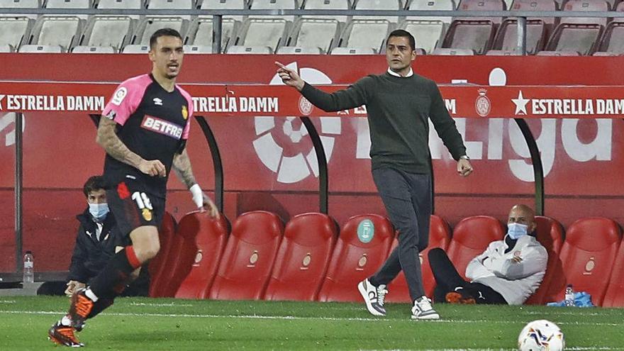 Francisco observa atent una jugada d&#039;Antonio Sánchez (Mallorca).