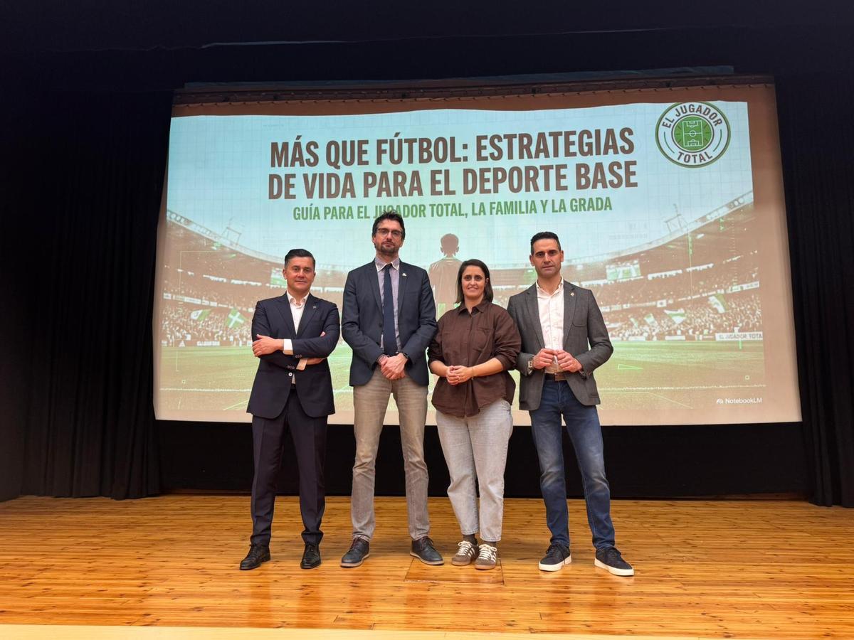 Por la izquierda, Jorge Guerrero, Aitor Castaño, Manuela Fernández y Emilio Llerandi.