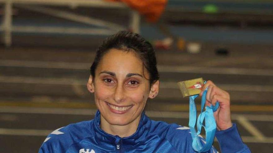 Solange Pereira, con su medalla en el Autonómico.