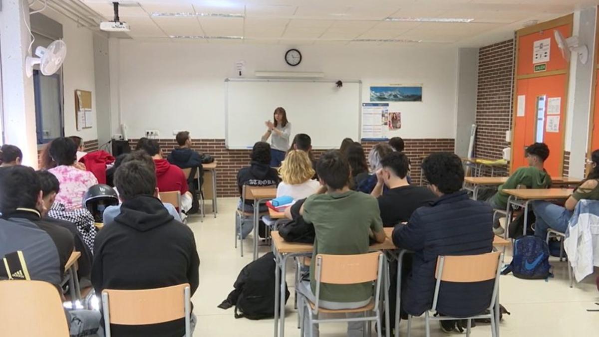 Charla «Mercado de mujeres» en un instituto de la provincia. | SECRETARIADO DIOCESANO DE MIGRACIONES / ASTI ALICANTE