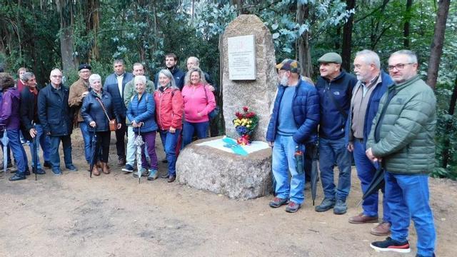 Xosé Novás Piñeiro (izquierda) junto al exalcalde Cándido Pena y representantes de la Comisión de la Memoria del Baixo Miño.   | // D.P.
