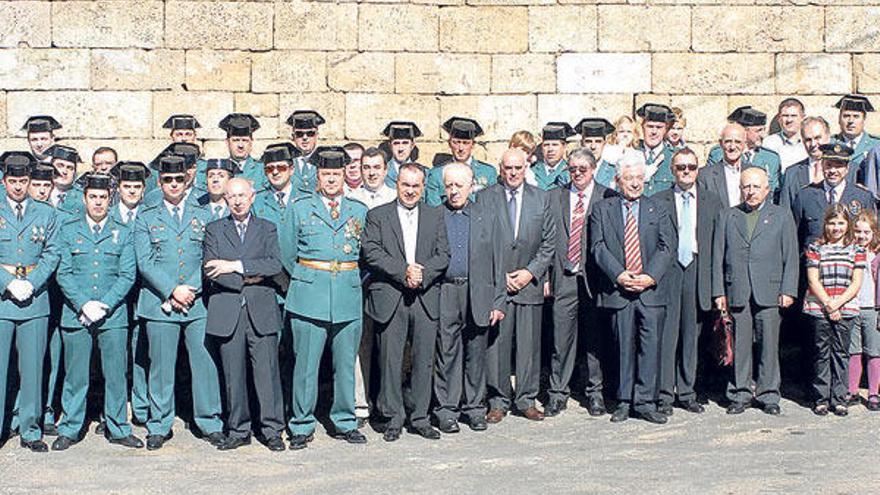 La plantilla de la Guardia Civil de Lalín, con las autoridades de la comarca, junto a la iglesia de Lalín de Arriba