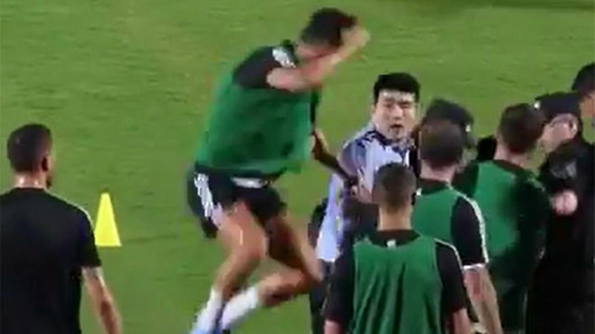 Cristiano Ronaldo se pasa de gracioso y golpea a un policía mientras trataba de reducir a un espontáneo