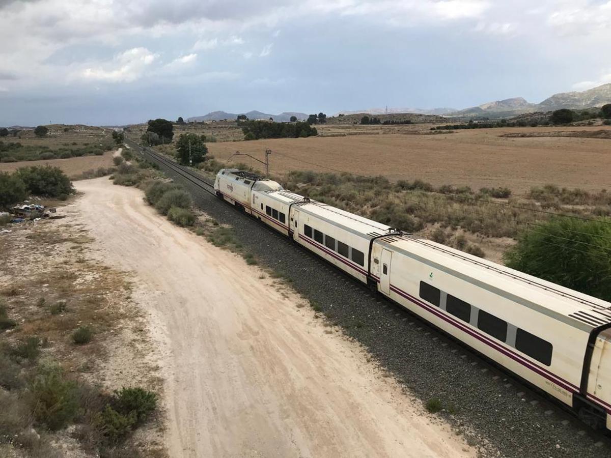 El tren a su paso por el Pantano de Elda.