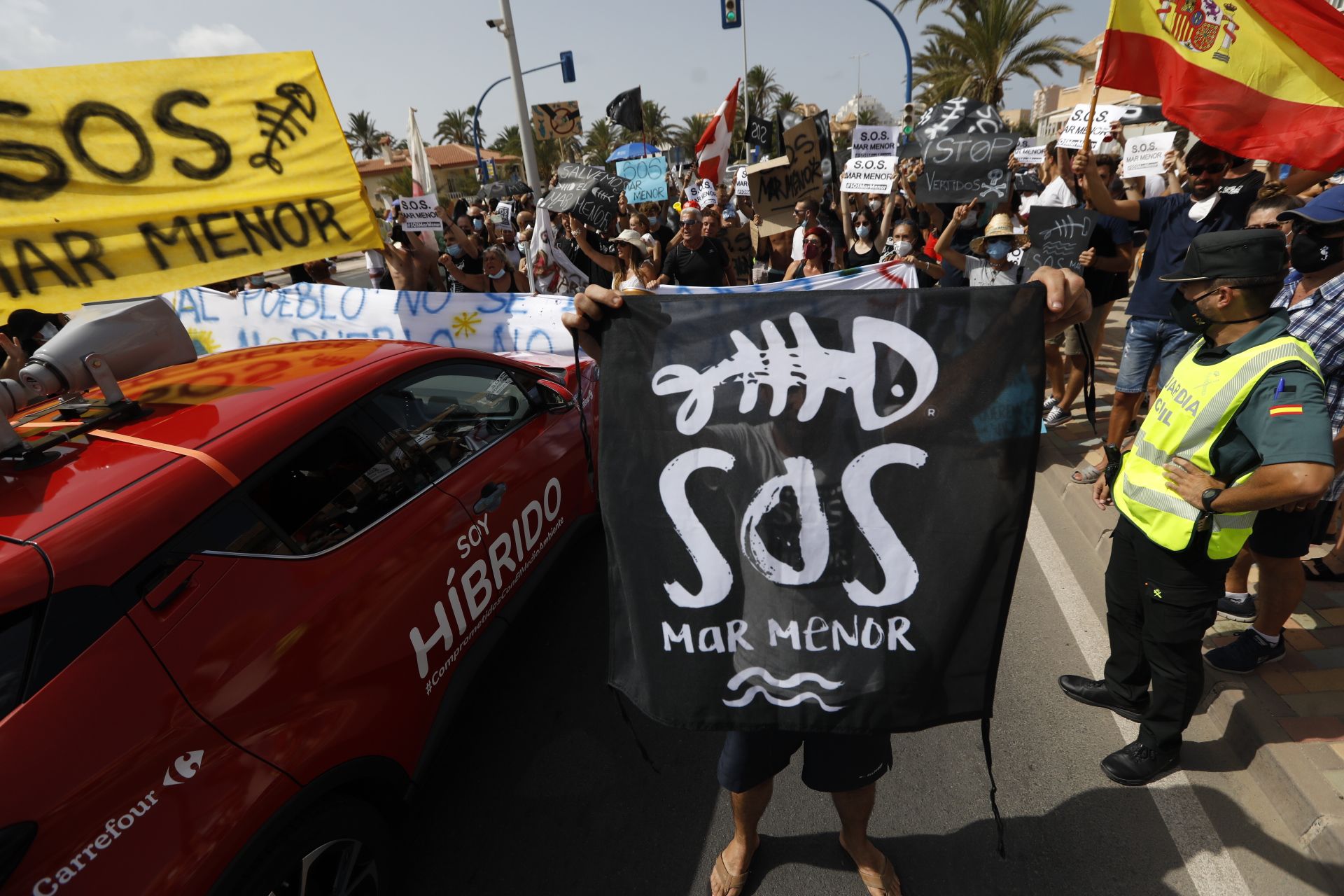 Protestas de vecinos del Mar Menor al inicio de La Manga