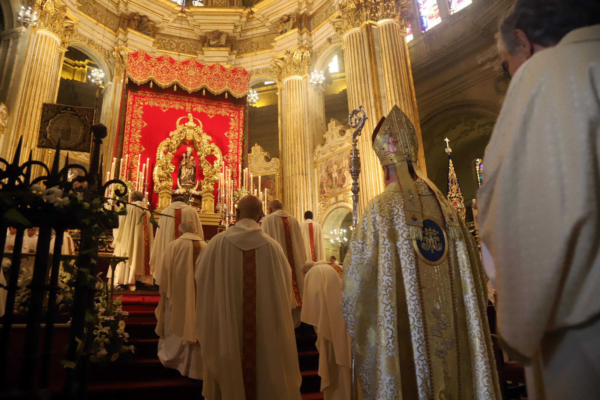 Misa y ofrenda floral a la Virgen de la Victoria en la Catedral de Málaga