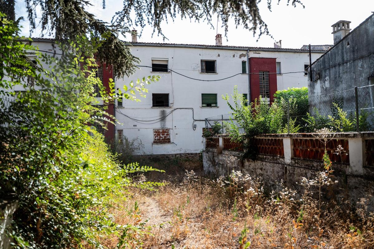 Fotogalería | Ventanas tapiadas, basura y accesos abiertos en las viviendas abandonadas en la avenida de Cervantes de Cáceres