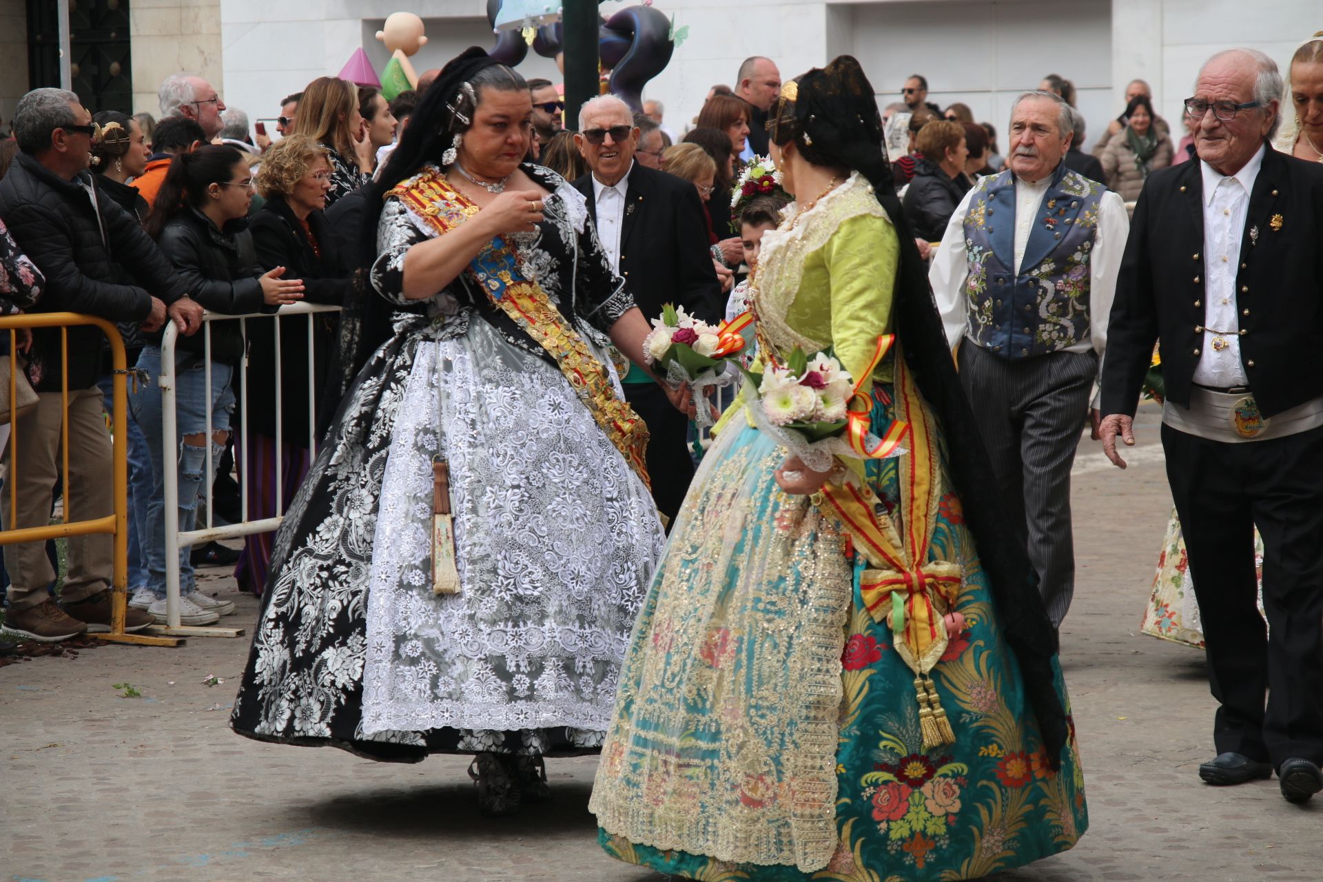 Fotos de la ofrenda a la patrona en las Fallas de Burriana 2024