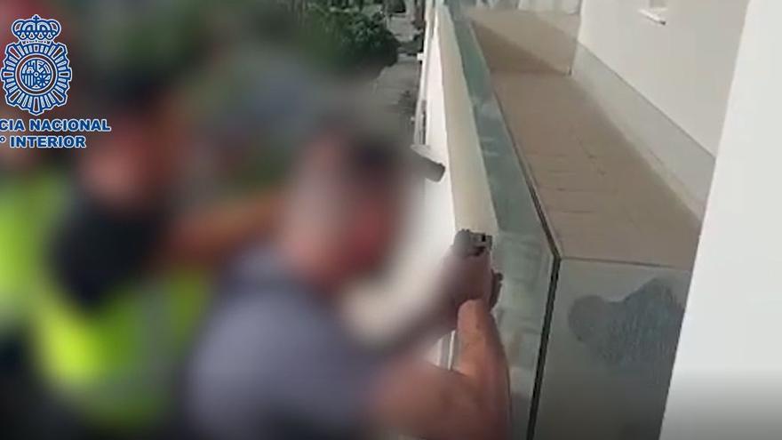 Uno de los detenido trató de huir descolgándose por los balcones del edificio de San Pedro. Del quinto bajó hasta una terraza del tercero, donde fue interceptado por la Policía, que tuvo que utilizar un camión escala para rescatarlo.