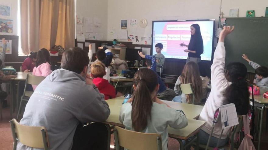 Alumnado del colegio Bernardo Gurdiel, durante uno de los talleres. | LNE