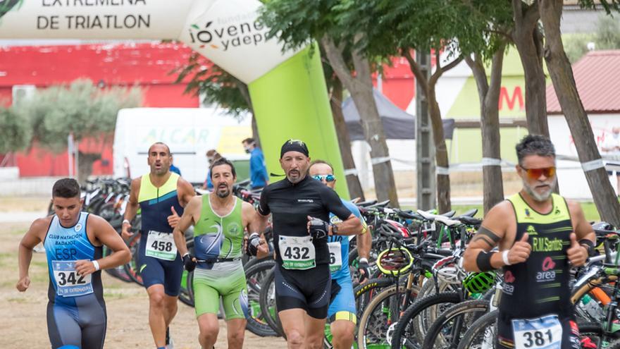 Participantes en una edición anterior del Duatlón Cross Villa de Montijo.