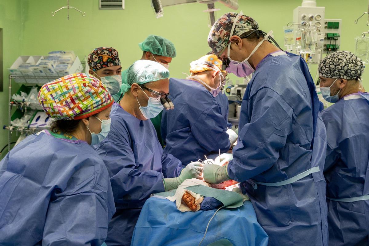 Operación de microcirugía, en este caso en la tibia, en el Hospital de Alicante