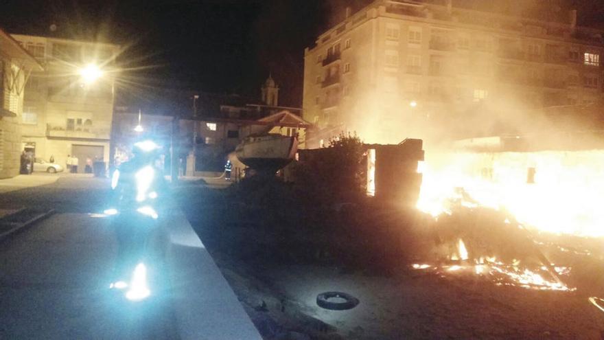 Un incendio calcina un astillero tradicional de Moaña y el Concello lo tilda de &quot;atentado&quot;