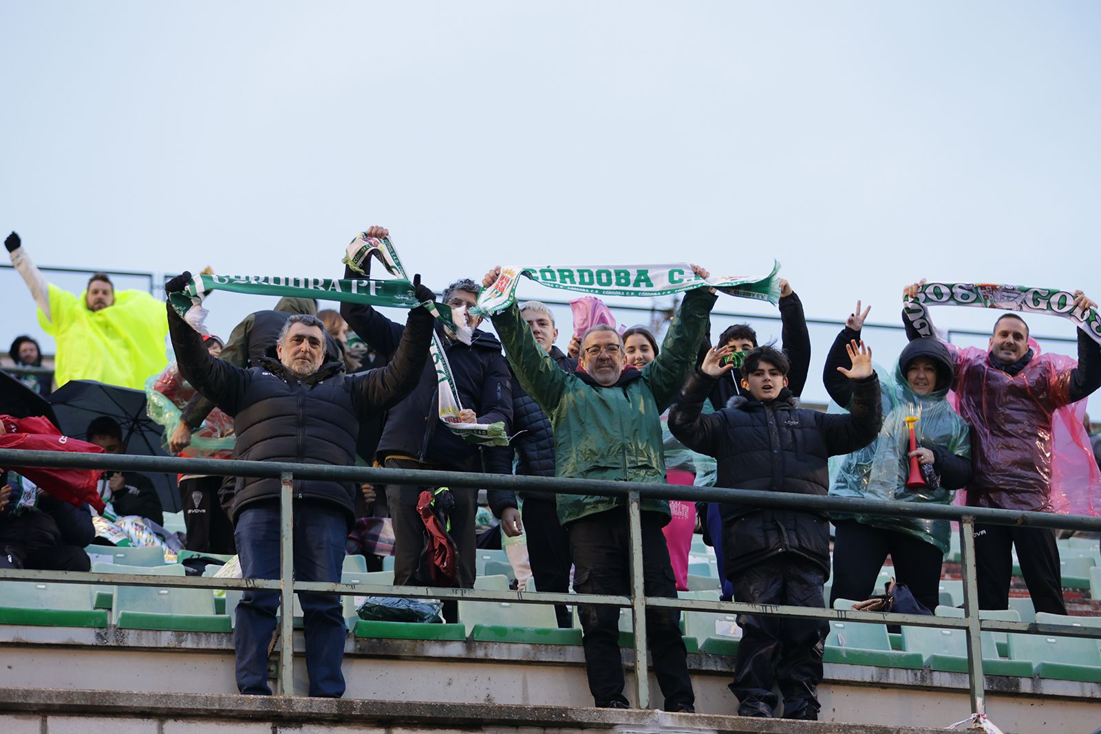 Mérida-Córdoba CF: las imágenes de la afición blanquiverde en el Estadio Romano