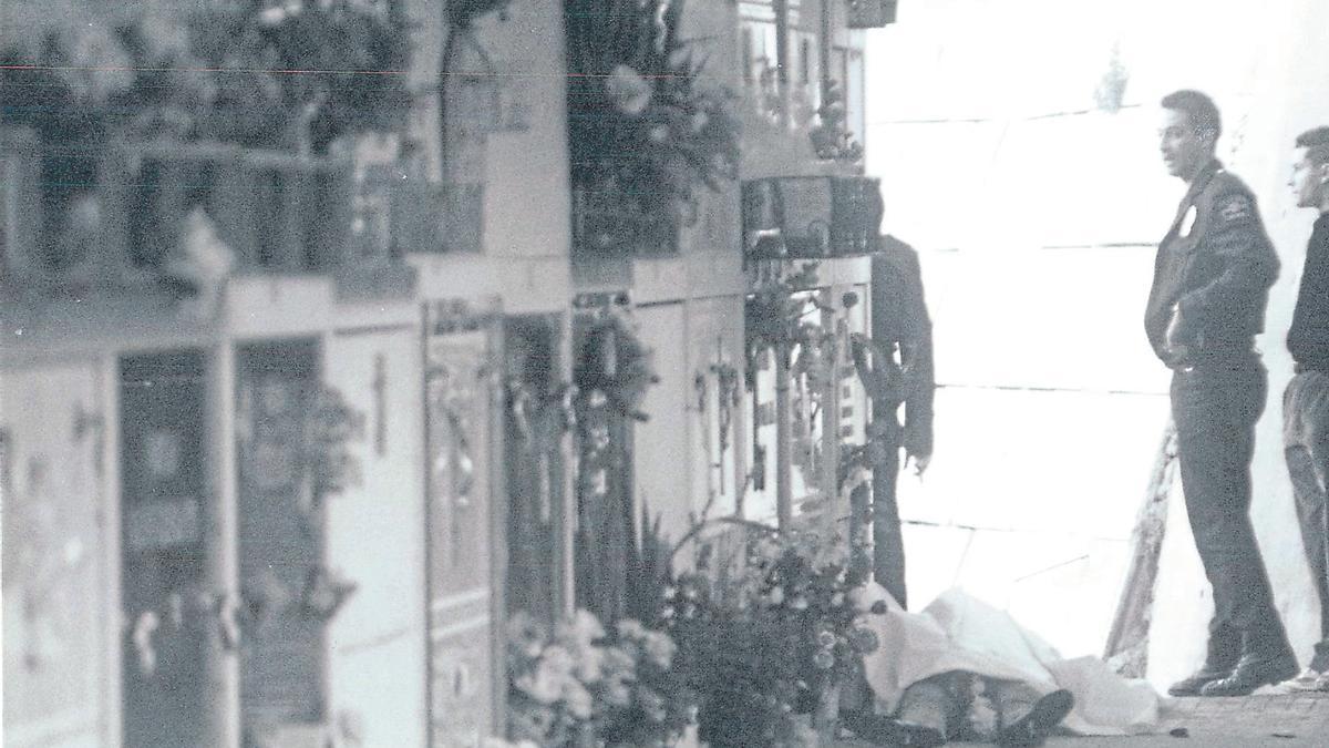 Policías en el cementerio junto al cadáver de Ana Belén Gil, asesinada por el autor confeso Bartolomé Clar