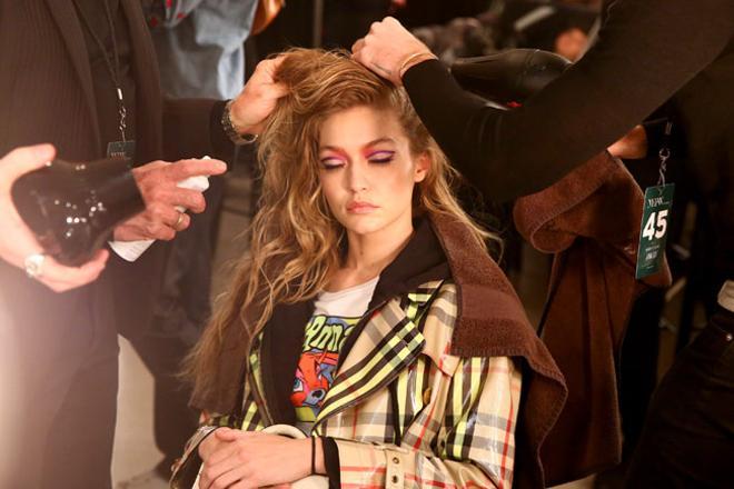 Gigi Hadid, en el backstage del desfile de Anna Sui en Nueva York