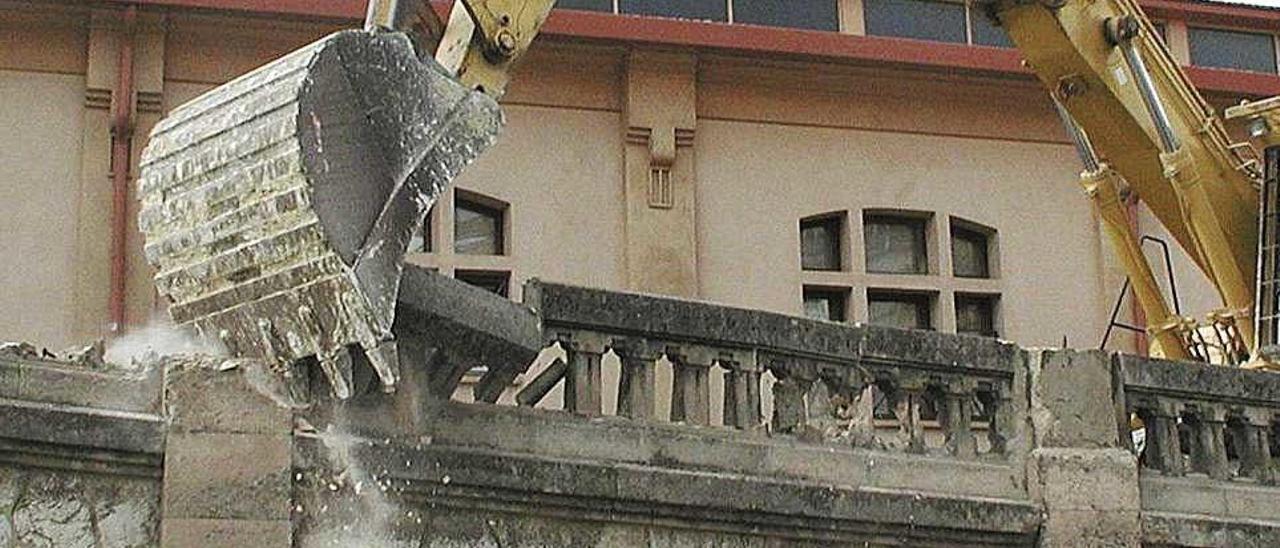 La excavadora destruye el Pont des Tren.