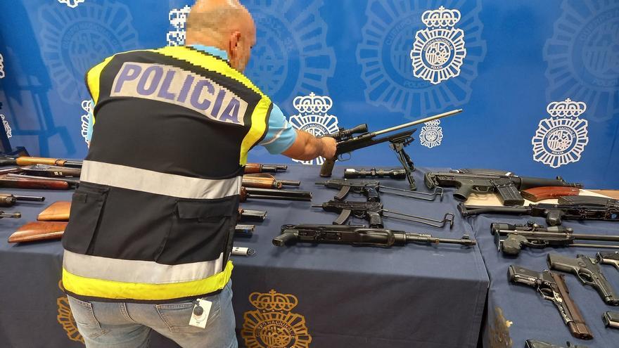 Investigan un arsenal de armas y munición en una vivienda abandonada de Estepona