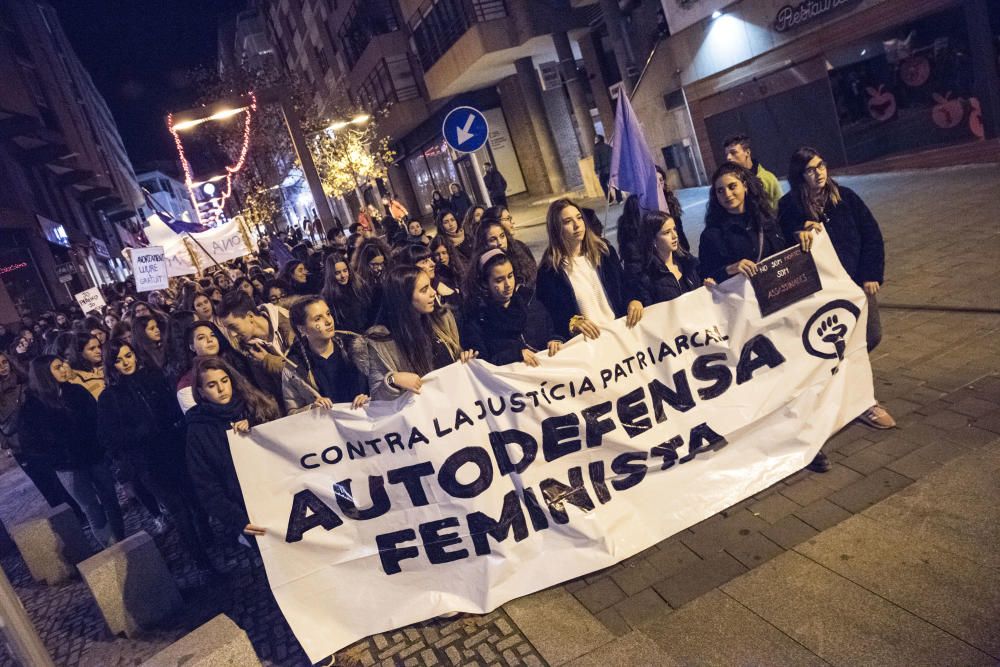 Unes 400 persones es manifesten a Manresa contra la violència masclista