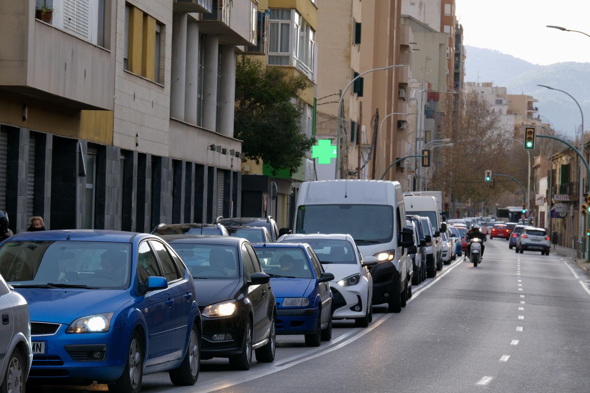 Monumental atasco en la calle Manacor de Palma por las obras de asfaltado