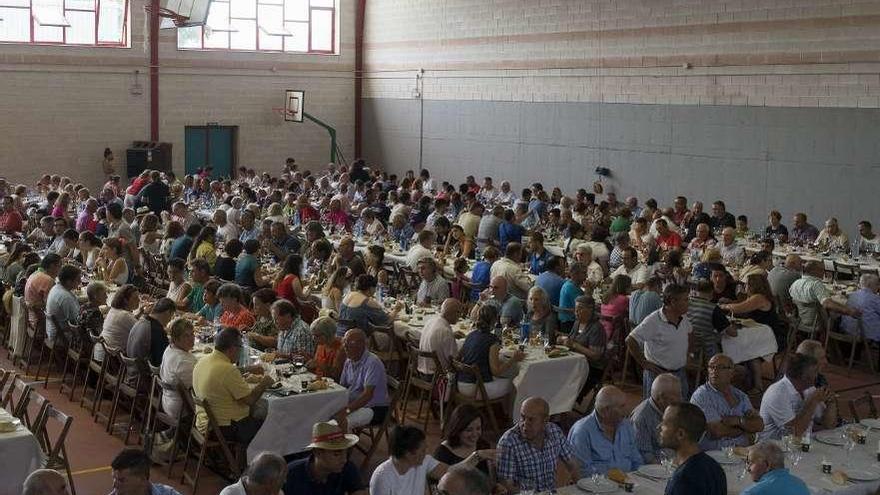 Degustación de empanada de gallo y ternera en el pabellón municipal de Muíños. // Enzo Sarmiento