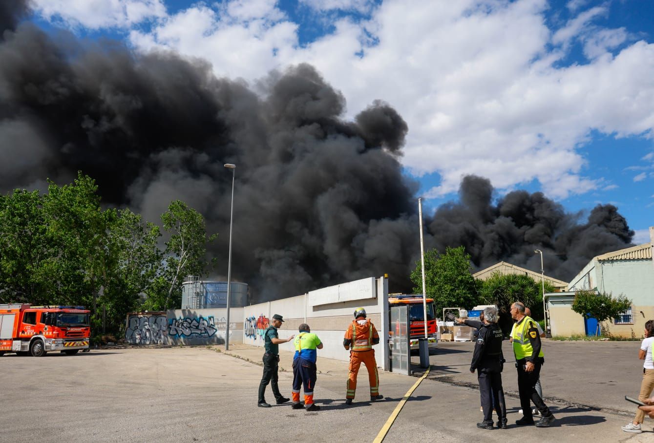El incendio de la empresa de reciclaje de Silla, en imágenes