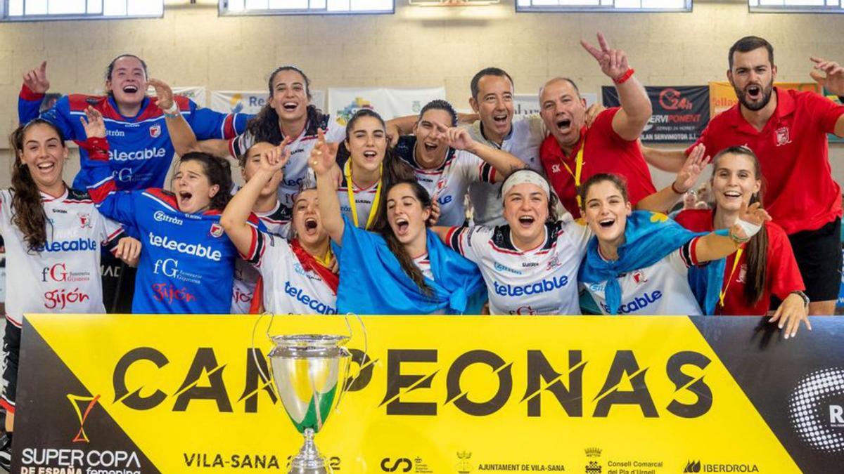 Festejo del Telecable Gijón tras su triunfo en la Supercopa. | David Valiente