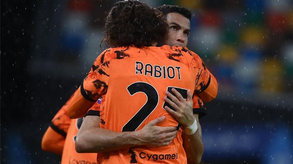 Adrien Rabiot abraza a Cristiano Ronaldo