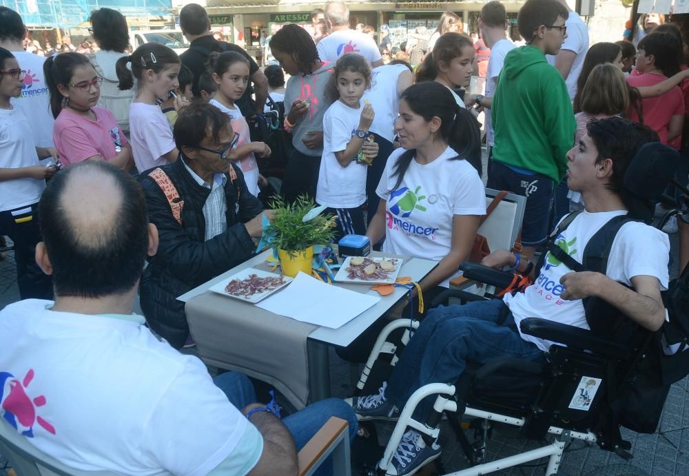 Decenas de ciudadanos se suman en la plaza de A Peregrina a las actividades de Día Mundial de la Parálisis Cerebral