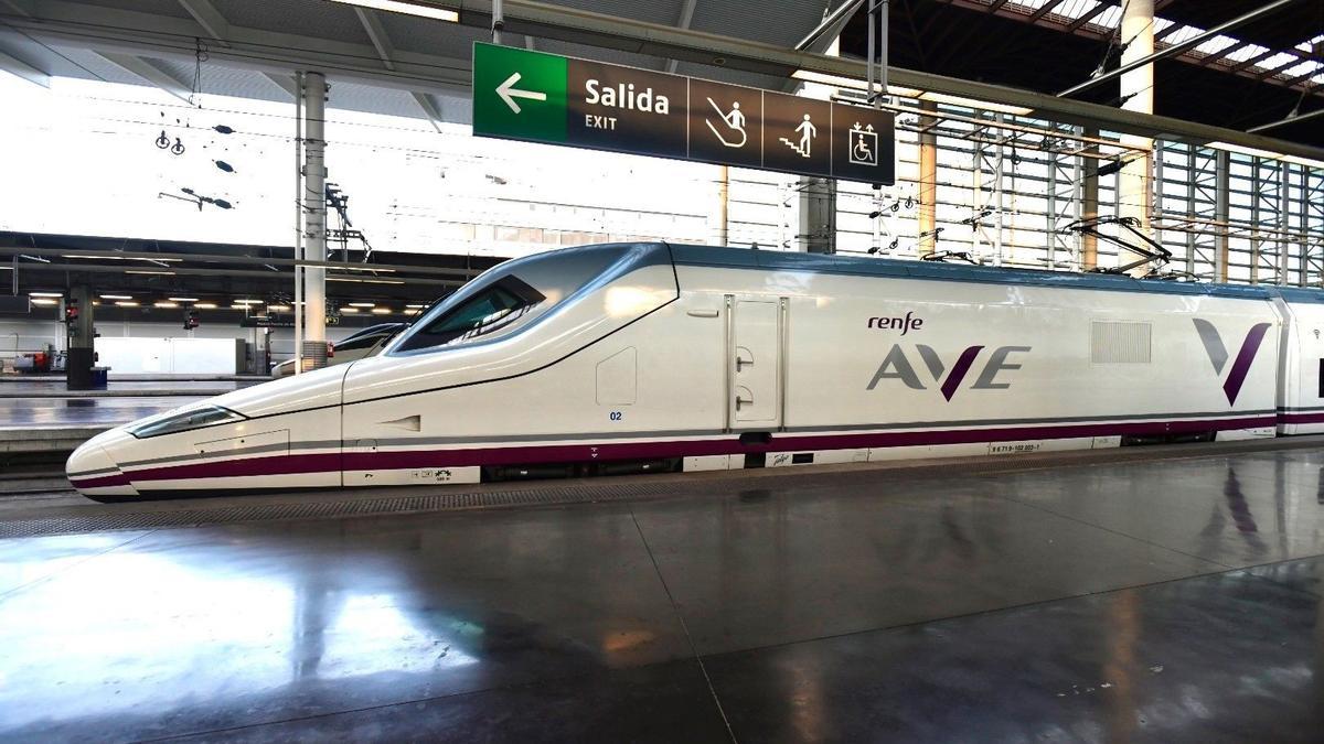 Un tren de alta velocidad de la línea Madrid-Barcelona, en una estación madrileña.