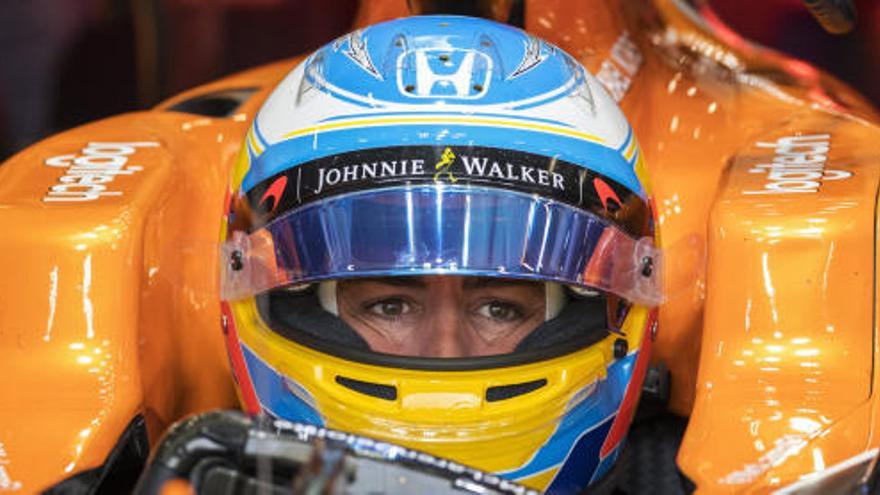 Fernando Alonso, en su box de McLaren-Honda