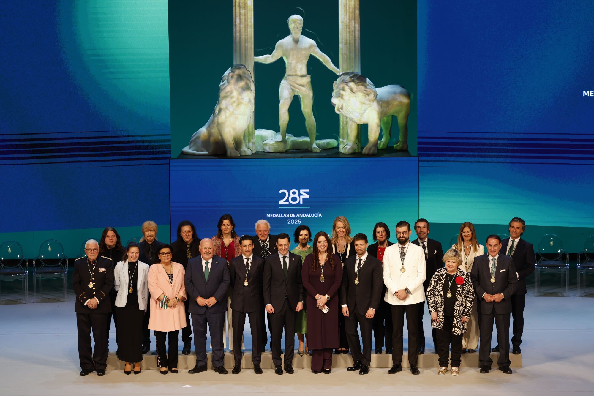 GRAFAND6613. SEVILLA, 28/02/2025.- El presidente andaluz, Juanma Moreno (c), y el presidente de la Cámara autonómica, Jesús Aguirre (4i), junto a todos los galardonados con la Medalla de Andalucía y las distinciones de Hijo/a Predilecto/a con motivo del Día de la comunidad andaluza , este viernes en Sevilla. EFE/Julio Muñoz