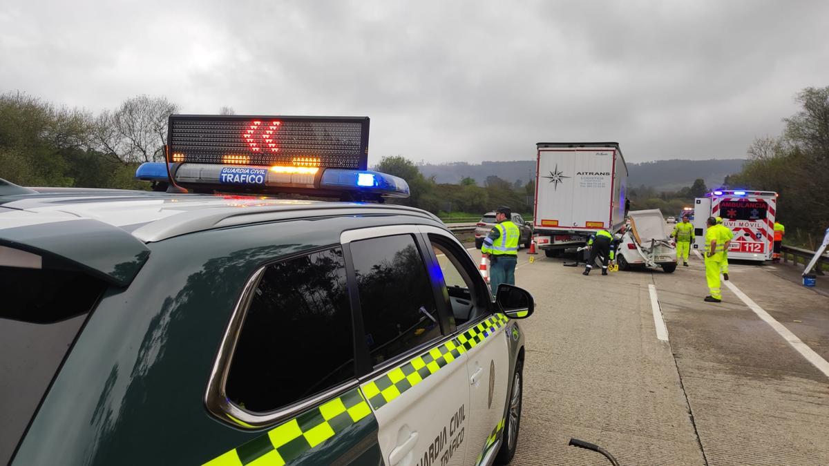 Los servicios de emergencia trabajan en el lugar del accidente.