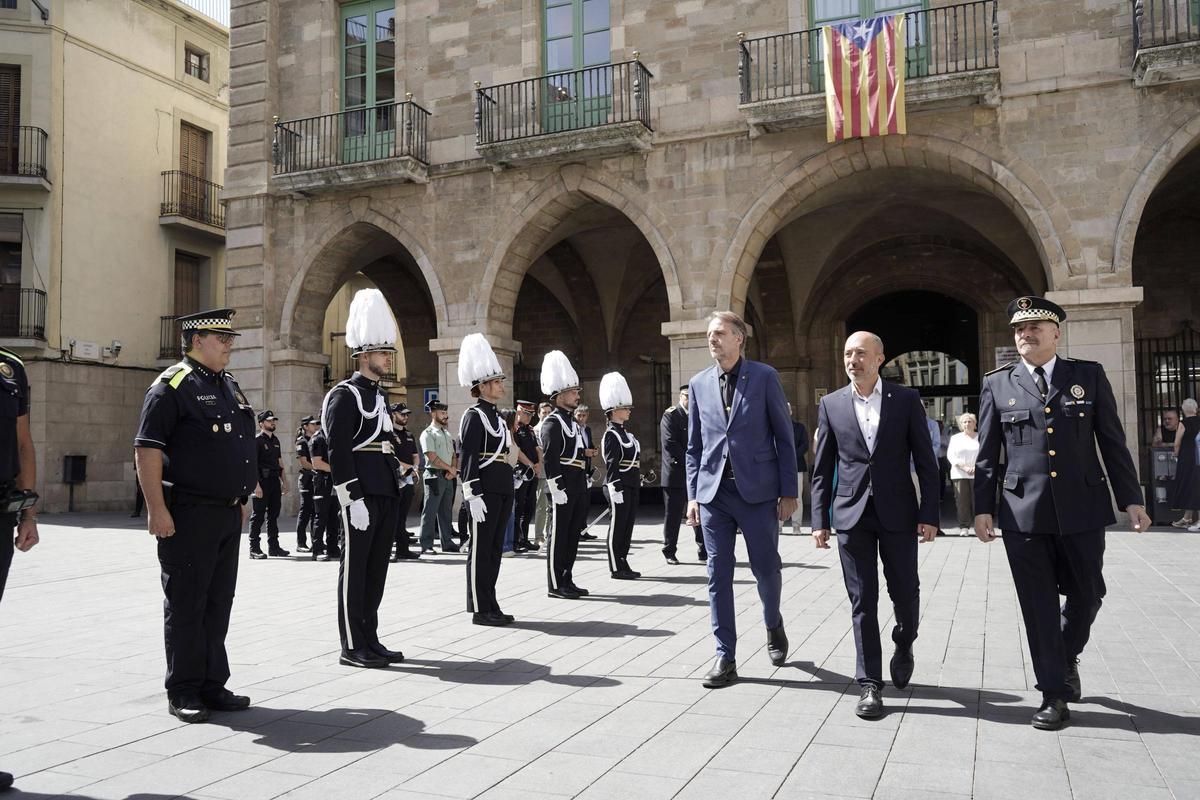Les autoritats de la ciutat i del cos, passant revista davant els agents vestits de gala